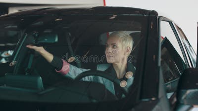 Donna d'affari che sorride felice lavorando all'interno di un'auto di lusso  aziendale