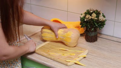 écaillage Femelle Avec Lame Pointue éplucheuse De Légumes éplucheur Jaune  Brut Prolate Butternut Citrouille Sur La Planche à Décou Clips Vidéos -  Vidéo du festival, assiette: 275655951