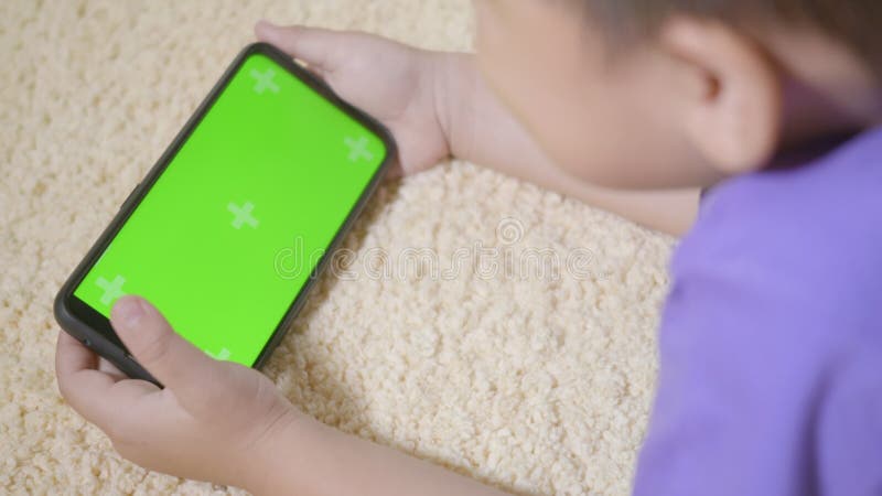 Enfant Avec Le Téléphone Portable À L'école Banque D'Images et