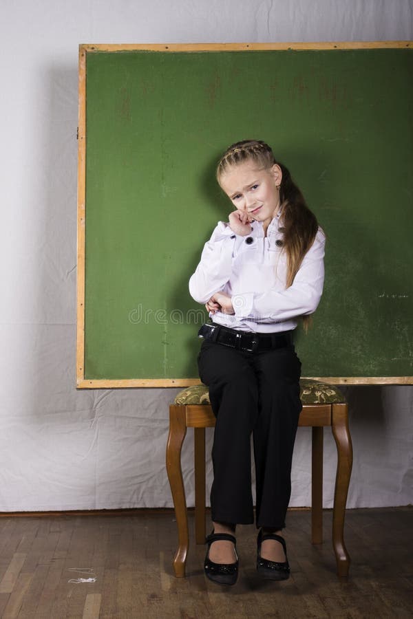 Coup D'oeil De Fille D'enfant Derrière Le Tableau Noir D'école Avec Le  Dessin De Craie, De Nouveau à L'école, Enfant Heureux Image stock - Image  du craie, dessiné: 155680469