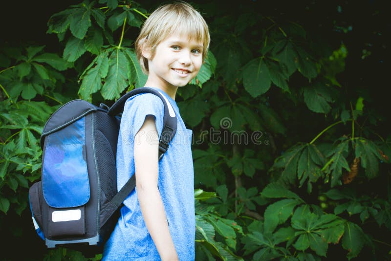 Joyeux petit garçon avec sac à dos ou sacoche appelé Ranzen en allemand. Un  écolier en