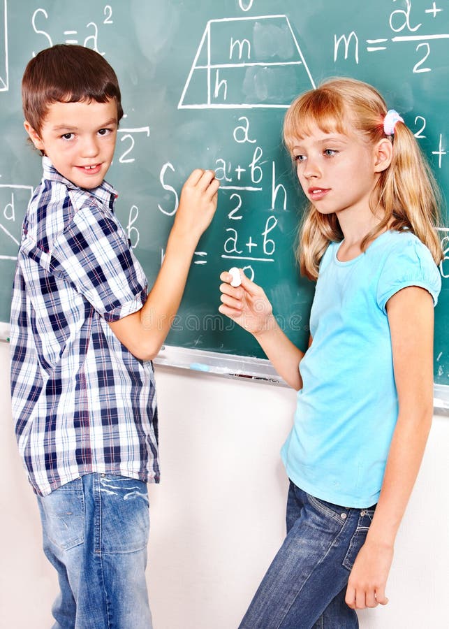 Peu Enfant Avec La Craie Faisant Des Maths Photo stock - Image du