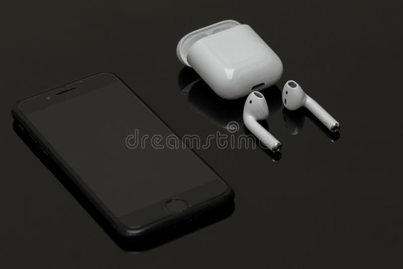 https://thumbs.dreamstime.com/b/%C3%A9couteurs-sans-fil-d-airpods-par-apple-avec-l-iphone-122967382.jpg