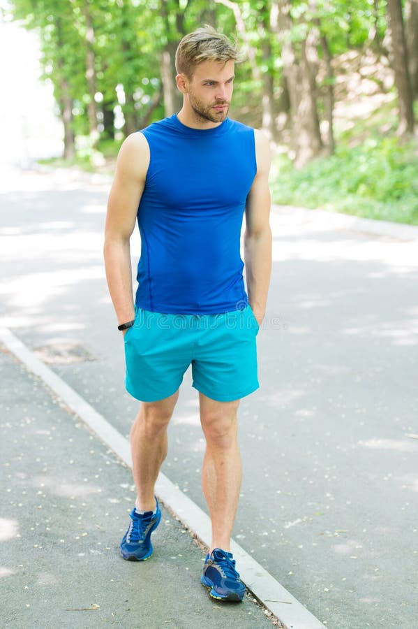 Hombre Guapo Deporte En Ropa Deportiva Al Aire Libre. Atlético