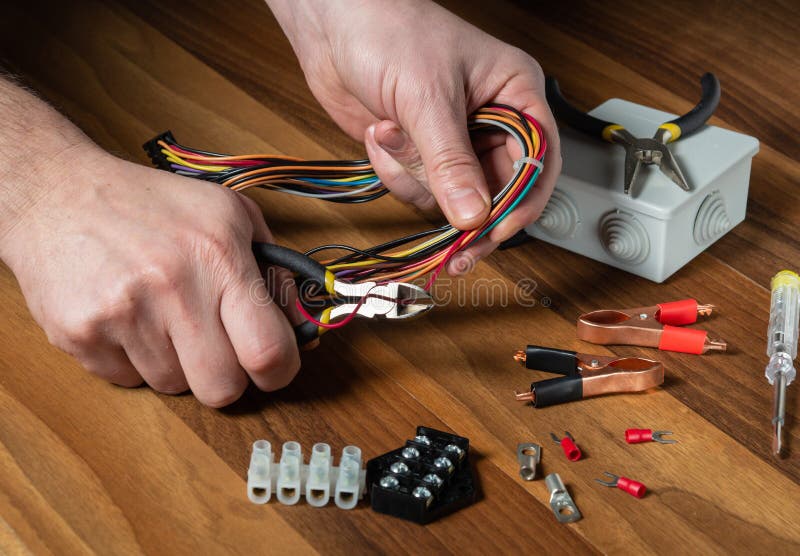Pinces d'électricien avec coupe-câble VDE