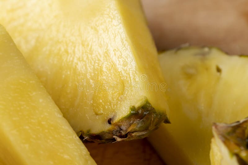 Ananas Sur Planche à Découper. Ananas Frais Doux Demi-coupé Et