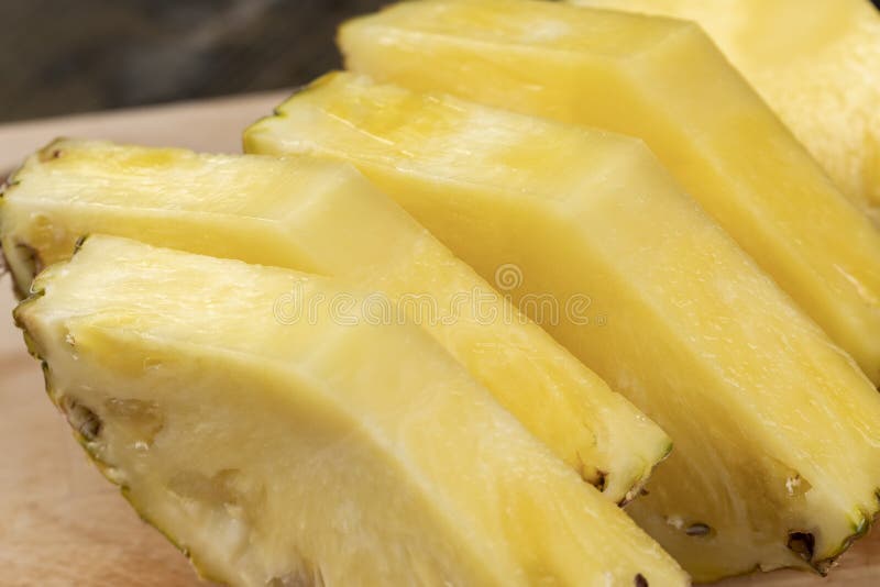 Ananas Sur Planche à Découper. Ananas Frais Doux Demi-coupé Et