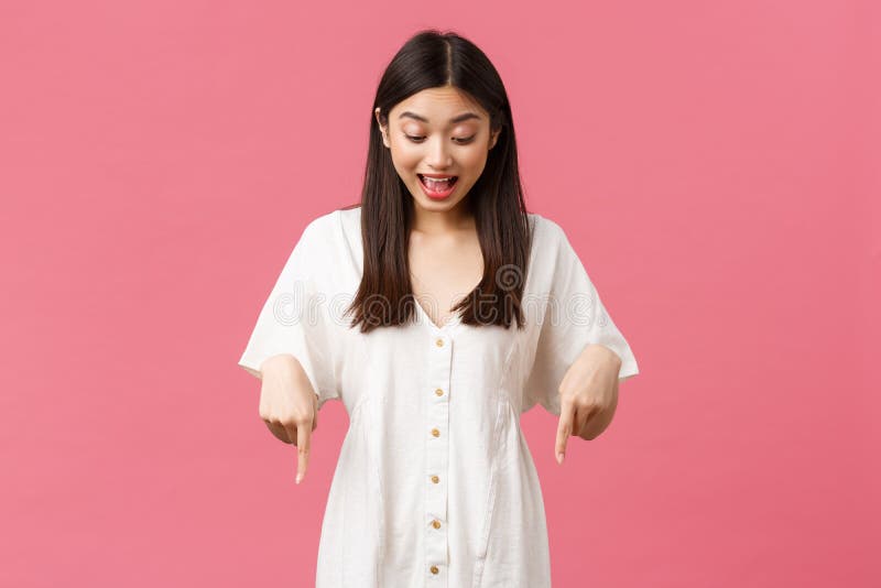 Kawaii Asiatique Jeune Fille Montrant Des Signes Et Des Pousses Mignonnes  Faisant Un Visage Idiot Avec Maquillage Debout Sur Fond Image stock - Image  du heureux, lumineux: 229429213