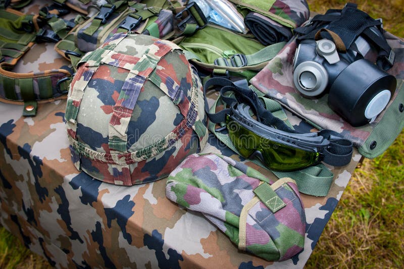 Ensemble D'équipement Militaire Du 21ème Siècle Photo stock - Image du  camouflage, bouteille: 57360194