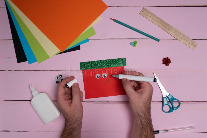 Comment Faire La Couronne De Noël à Partir Du Papier De Couleur Avec Des  Enfants. Instructions Pas à Pas. Décoration «faites-le Vo Image stock -  Image du noël, décoration: 202174781