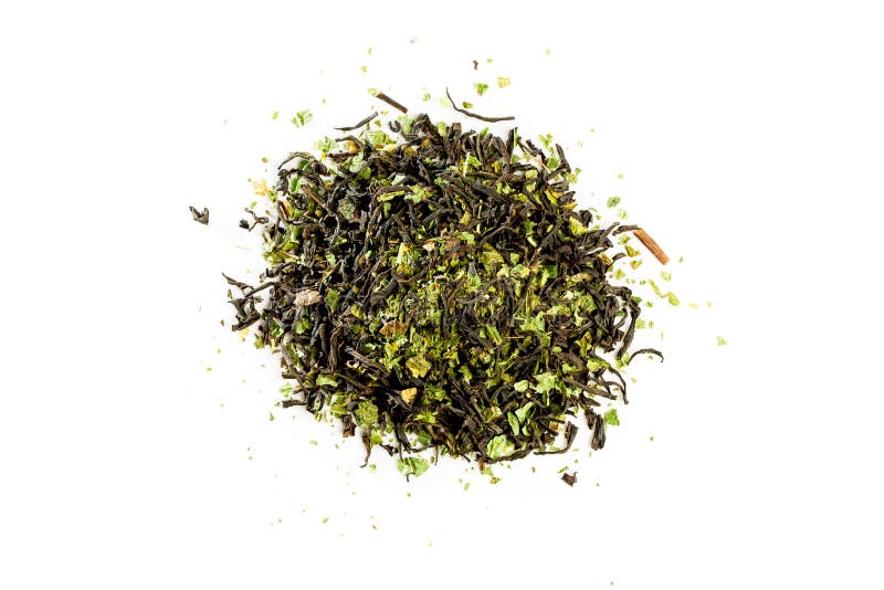А чай сухой ну песня. Горсть чайных листьев на белом фоне. Листья чая вид сверху на белом фоне. Чай сушёный на белом фоне. Черный чай с зеленым листом, изолированные на белом фоне.