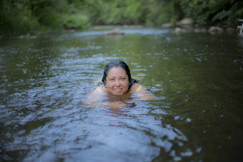 Плавать в зеленой воде