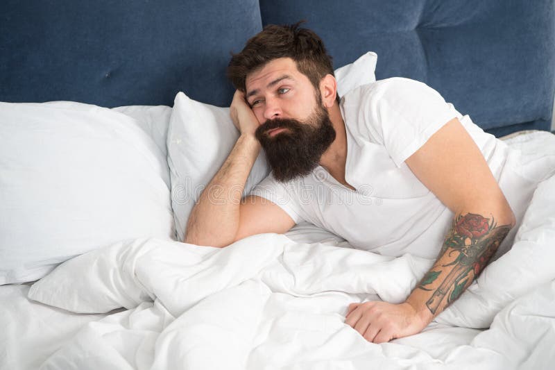 Сонник мужчина занимался. Бородатый мужчина лежит. Бородатый мужик на кровати. Спящий бородатый человек. Бородатый мужчина во сне.