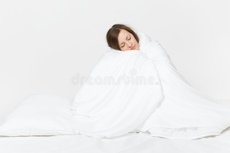 Фотосессия красивой зрелой дамы на белой постели