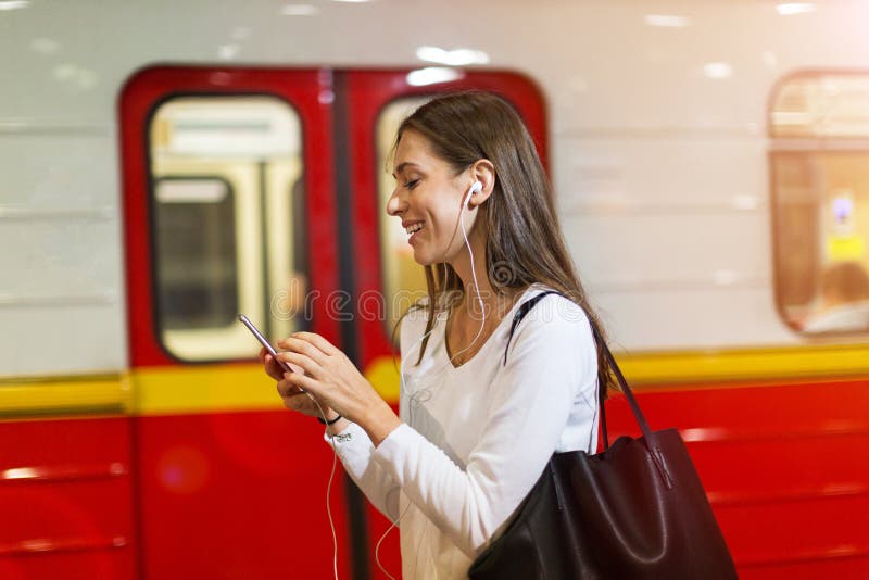 Московское метро женщина. Красивые женщины в метро. Картина женщина в метро. Русские женщины в метро. Сказать как говорит женщина на вокзалах.