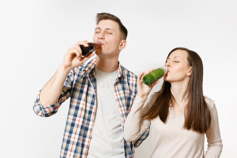 Двое пили зеленый. Мужчина пьет детокс коктейль. Мужчина пьет зеленый сок. Мужчина и женщина пьет зеленый Фреш. Зеленый коктейль девушка.