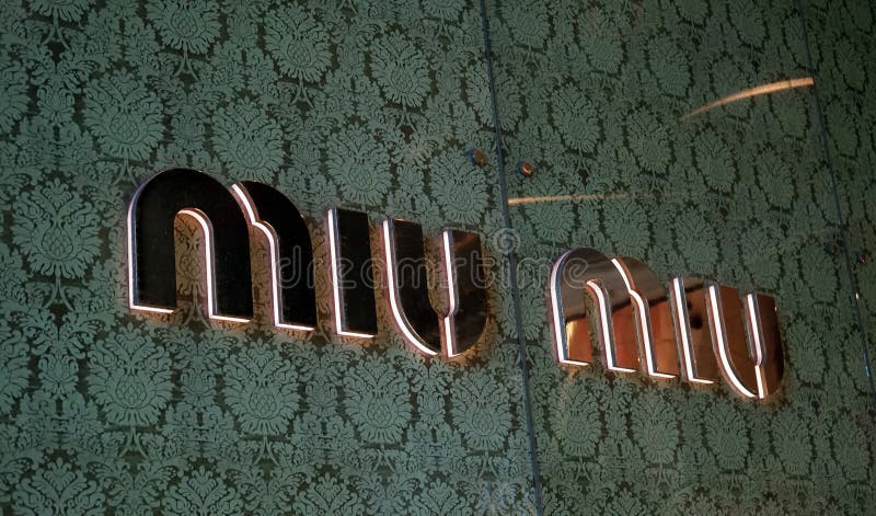 D Forlorar Upp Skottet Av Tecknet For Den Miu Miu Lagerlogoen Miu Miu Ar Italienska For Kvinna S For Hogt Mode Klader Och Ett Redaktionell Arkivbild Bild Av Bygger Australasian
