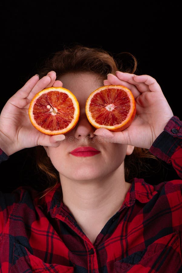 She likes oranges. Девушка с красным апельсином. Красный апельсин девочка. Красные губы с апельсином. Девушка нюхает красный апельсин.