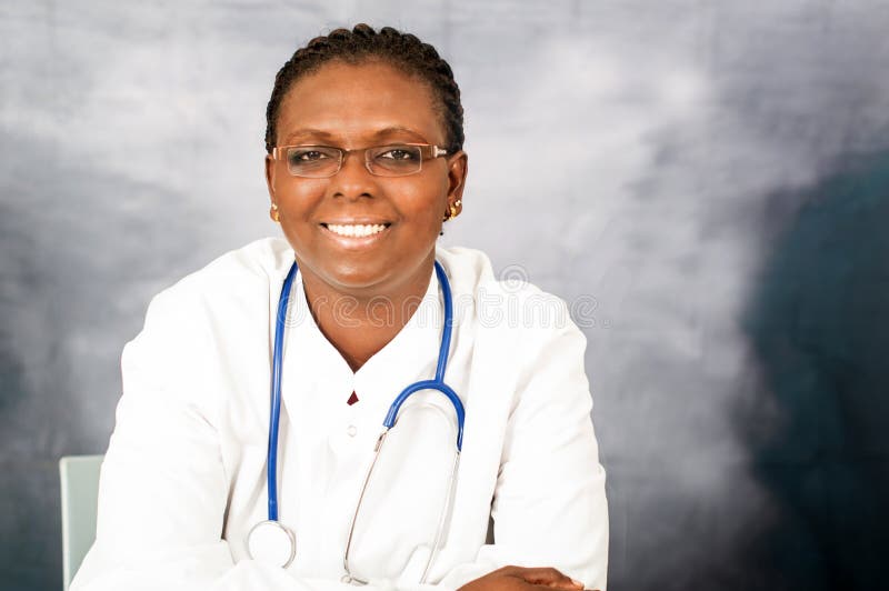 Врач темнокожая. Африканки-врачи. Темнокожие врачи женщины. Женщина негр врач. Чернокожая врач женщина.