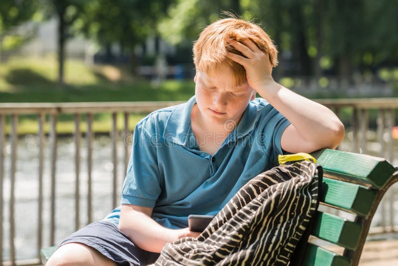 Школьники сидят на лавочке. Портрет школьника в парке. Schoolboy on Bench. Школьник сидит в профиль фото. Мальчик сидит в телефоне