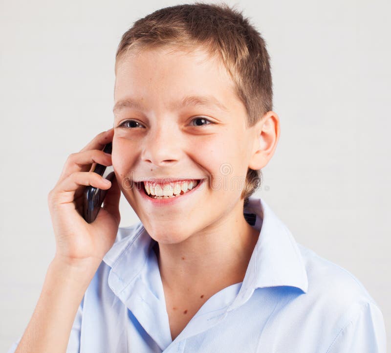 Телефон мальчик 6. Phone talking boy. Мальчик разговаривает с телефоном. Школьник разговаривает по телефону фото. Мальчики разговаривают Сток фото.