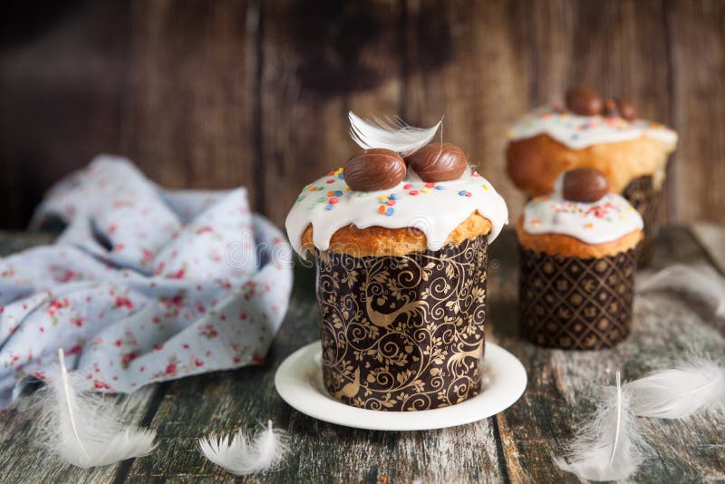 Кулич с шоколадными яйцами