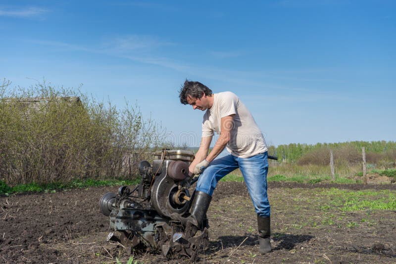 Мужик с культиватором. Пахать землю оборудование. Man with Plough. УАЗ пашет землю. Пахать землю нельзя