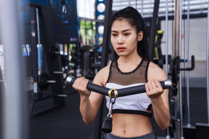 Зарина Низомиддинова в спортзале fitnes