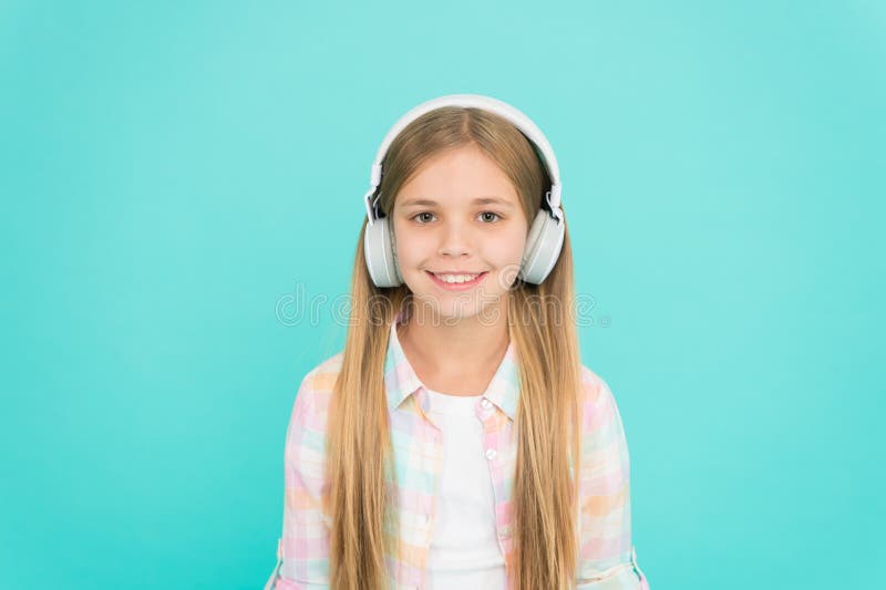 Маленькая девочка звуки. Девочка с чистым голосом. Ребёнок в наушниках слушает музыку в школе.