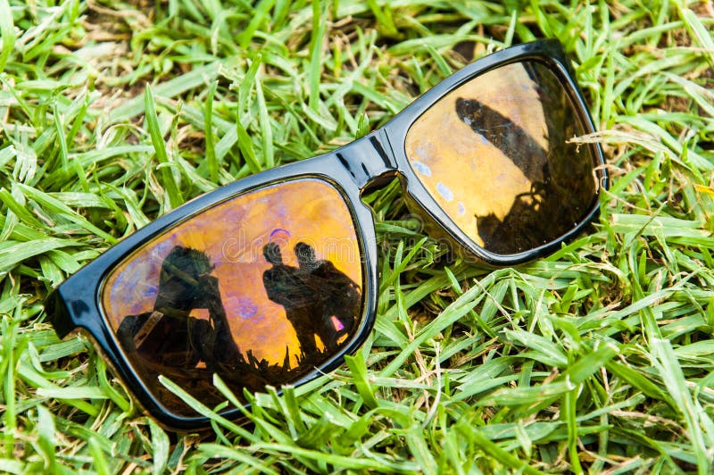 Óculos De Sol Pretos Com Lentes Polarizadas E Os Povos Refletidos Foto de  Stock - Imagem de torre, feliz: 44453754