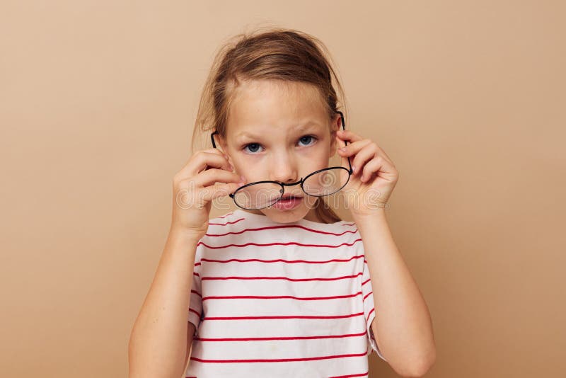 Uma Menina Em Uma Mesa Redonda Branca Joga Jogos Educativos, Uma Casa Feita  De Mãos De Designer Infantil, O Conceito De Desenvolvimento De  Pré-escolares. Foto Royalty Free, Gravuras, Imagens e Banco de