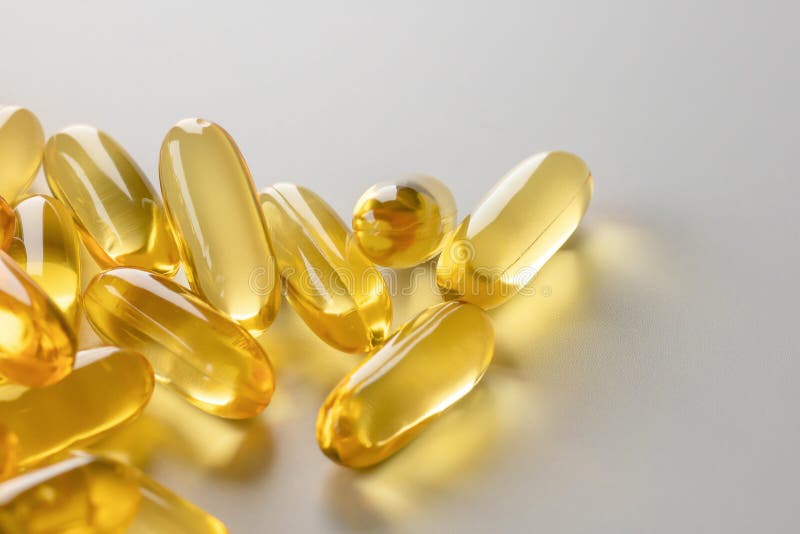 Omega 3 gold капсулы. Омега рыбий жир Gold. Витамины золотые капсулы. Золотые капсулы для богатых. Золотая таблетка Омега.