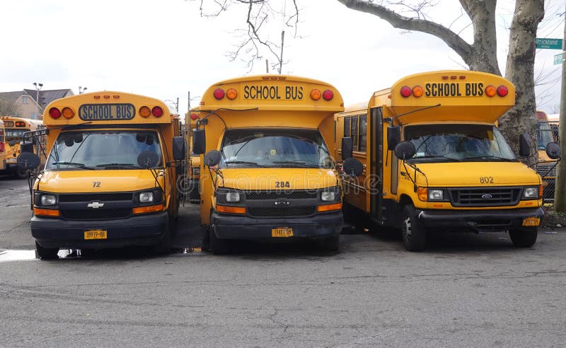 Transporte Educacional Das Crianças Do ônibus Escolar Que Senta-se No  Estacionamento Na Noite Na Rua De New York City Imagem de Stock - Imagem de  sinal, ninguém: 71387835