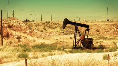 Öl-Pumpe in der Wüste stock footage. Video von benzin - 43662364
