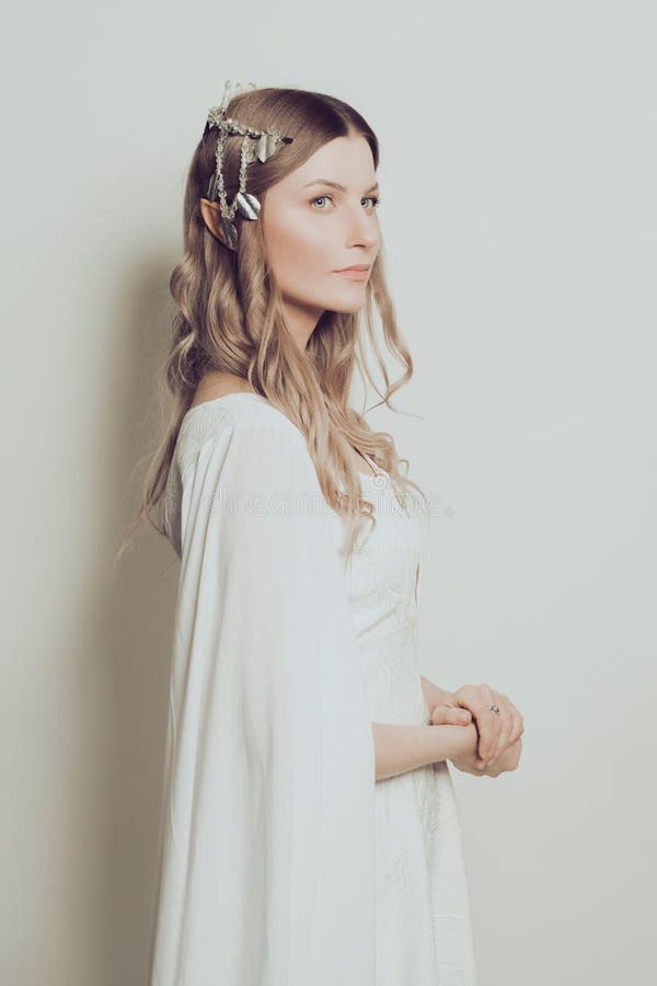 Όμορφη γυναίκα με λευκό μεταξένιο φόρεμα σε λευκό φόντο Μυστηριώδης  αριστοκράτισσα μάγισσα αποκριάτικη στολή Στοκ Εικόνα - εικόνα από  lifestyle, arroyos: 199774251