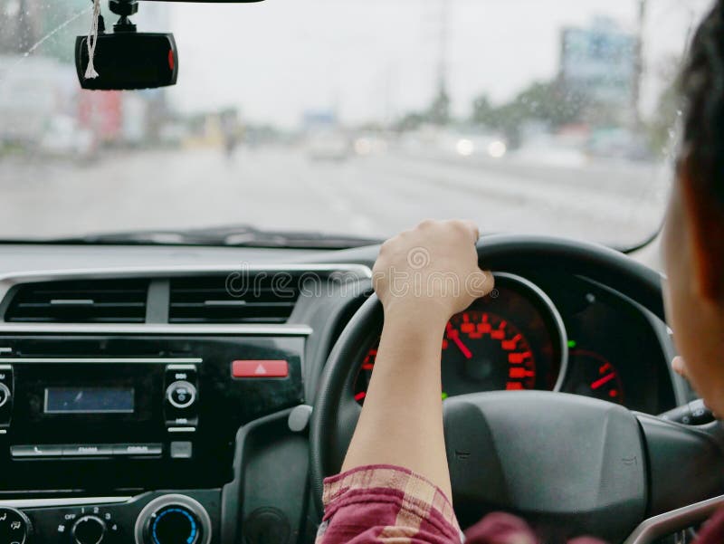 Χέρι γυναικών στο τιμόνι που οδηγεί ένα αυτοκίνητο και με τα δύο χέρια Στοκ  Εικόνες - εικόνα από botcher, automatism: 124579140