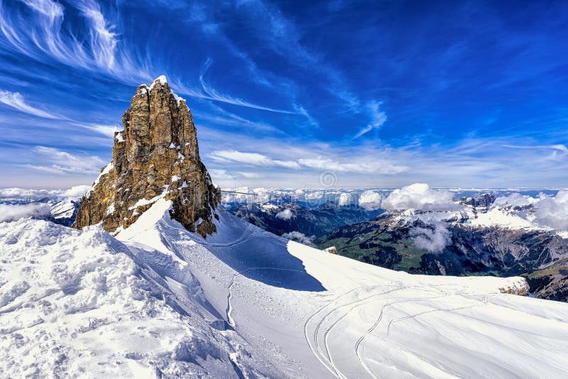 Boyna Kai Apotomos Braxos Me To Xioni Perioxh Ski Boyno Titlis Elbetia Stok Eikona Eikona Apo Snowfields Cliff 81200749