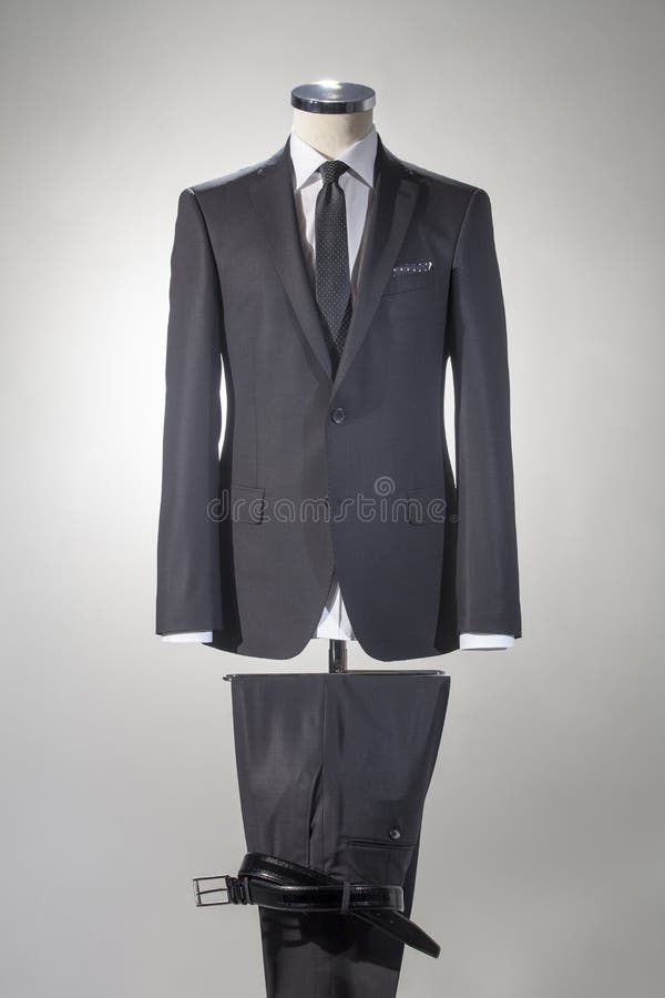 γκρι κοστούμι και άσπρο πουκάμισο και μαύρη γραβάτα κλασικά παπούτσια και  ζώνη στο λευκό φόντο Στοκ Εικόνα - εικόνα από : 182299945