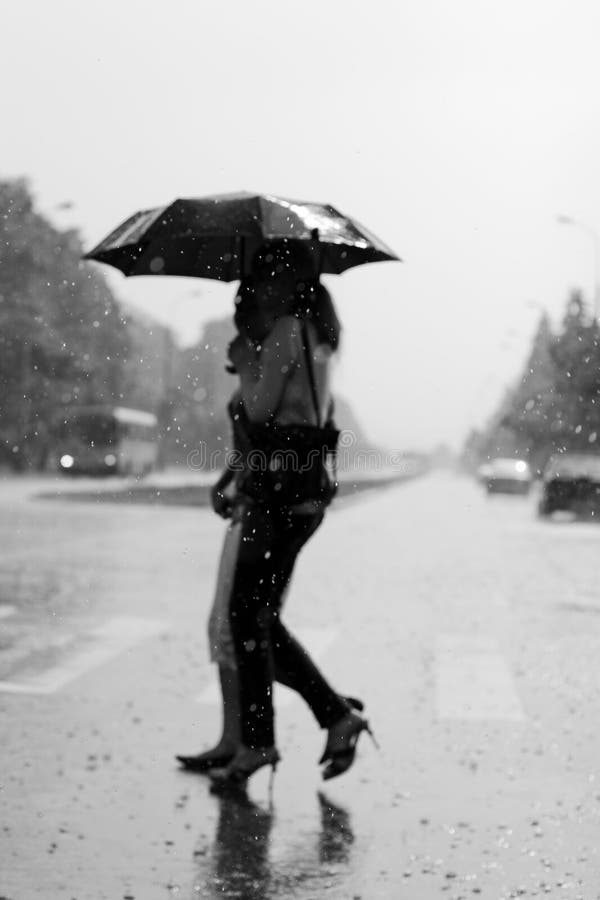 14,736 γυναίκες στη βροχή Στοκ Φωτογραφίες - Δωρεάν και δωρεάν Στοκ  Φωτογραφίες από το Dreamstime