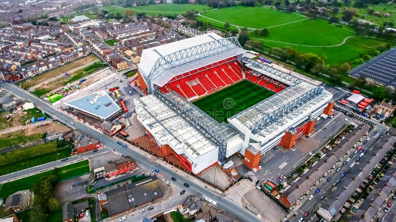  Εναέρια φωτογραφία άποψης του σταδίου Anfield στο Λίβερπουλ Το εικονικά έδαφος ποδοσφαίρου και το σπίτι μια από την Αγγλία ` s οι στοκ εικόνες