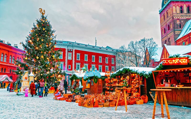Η Ευρωπαϊκή Χριστουγεννιάτικη αγορά καλύπτει τη νέα Ρίγα Λετονία Στοκ Εικόνες - εικόνα από candlelight, balminess: 164248284