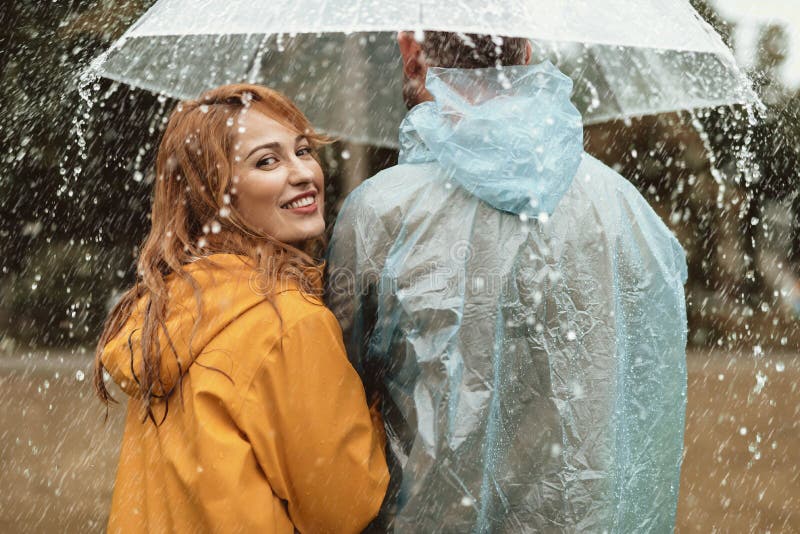 14,657 γυναίκες στη βροχή Στοκ Φωτογραφίες - Δωρεάν και δωρεάν Στοκ  Φωτογραφίες από το Dreamstime