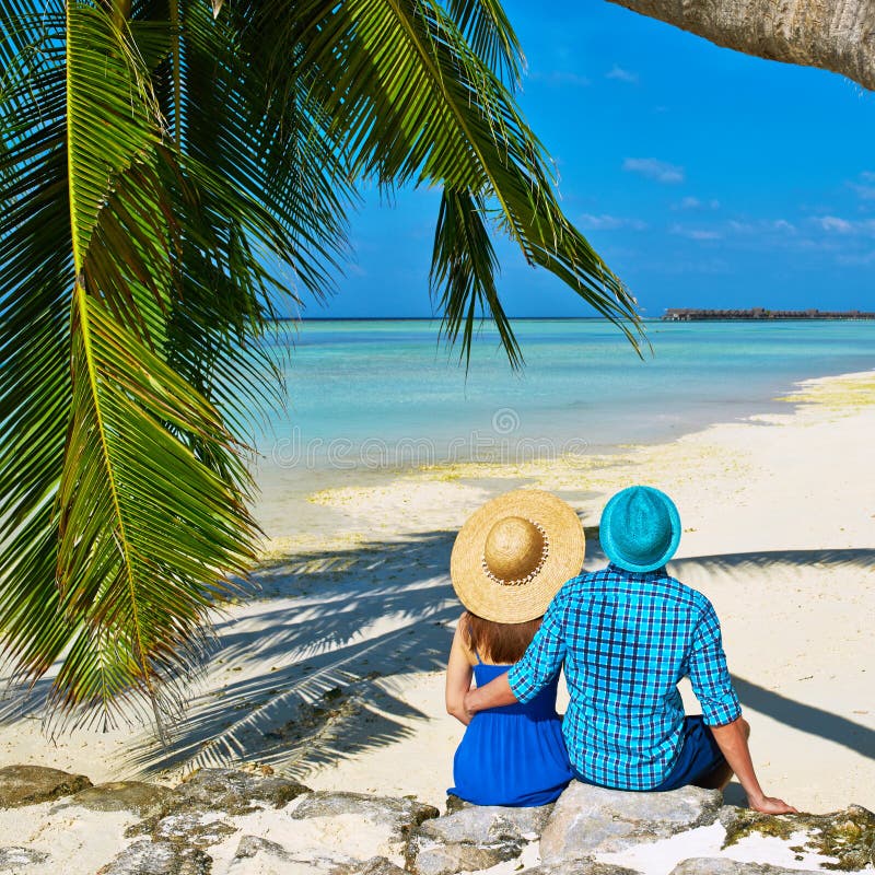 Ζεύγος στα μπλε ενδύματα σε μια παραλία στις Μαλδίβες Στοκ 