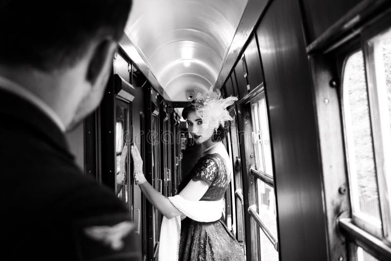 Η όμορφη γυναίκα έντυσε στο κόκκινο φόρεμα τσαγιού τσαγιού εκλεκτής  ποιότητας στο κινητήριο τραίνο Στοκ Εικόνες - εικόνα από : 128103958