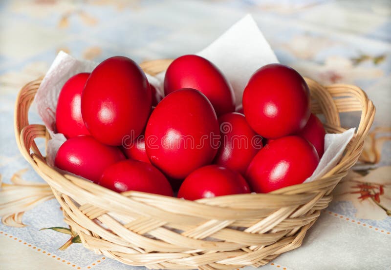 Κόκκινα αυγά Πάσχας σε ένα καλάθι σε ένα άσπρο υπόβαθρο. Στοκ Εικόνα -  εικόνα από : 36669263