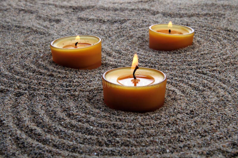 Κεριά στην άμμο Ηρεμώντας σχέδια στην άμμο Στοκ Εικόνα - εικόνα από  lifestyle: 125604953