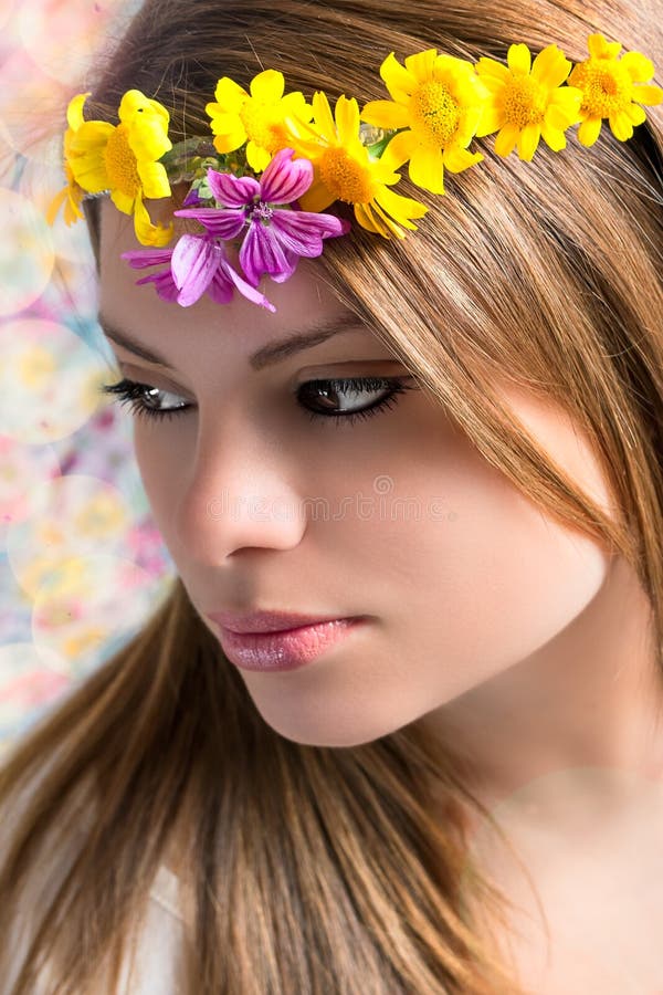 Κορίτσι με τα λουλούδια στο κεφάλι Στοκ Εικόνα - εικόνα από : 54323959