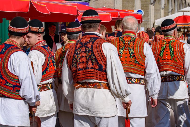 κροάτες με παραδοσιακά ρούχα στο ζάγκρεμπ Εκδοτική εικόνα - εικόνα από ancientness: 183108660