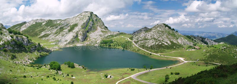 Limnes Ispania Ths Covadonga Stok Eikona Eikona Apo 10242115