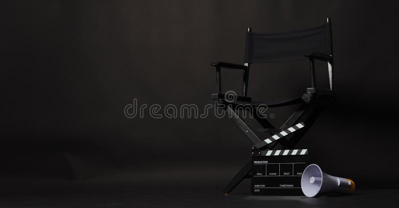 μαύρη καρέκλα σκηνοθέτη και κλακέτα ή πλακέτα ταινίας με μεγάφωνο σε μαύρο  φόντο στην παραγωγή βίντεο ή φιλμ Στοκ Εικόνες - εικόνα από : 219136388